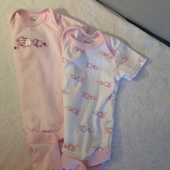 WONDER NATION Bundle OF 2,  BOTH short sleeves, BOTH NEW BORN,   2 onesies - Picture 7 of 7